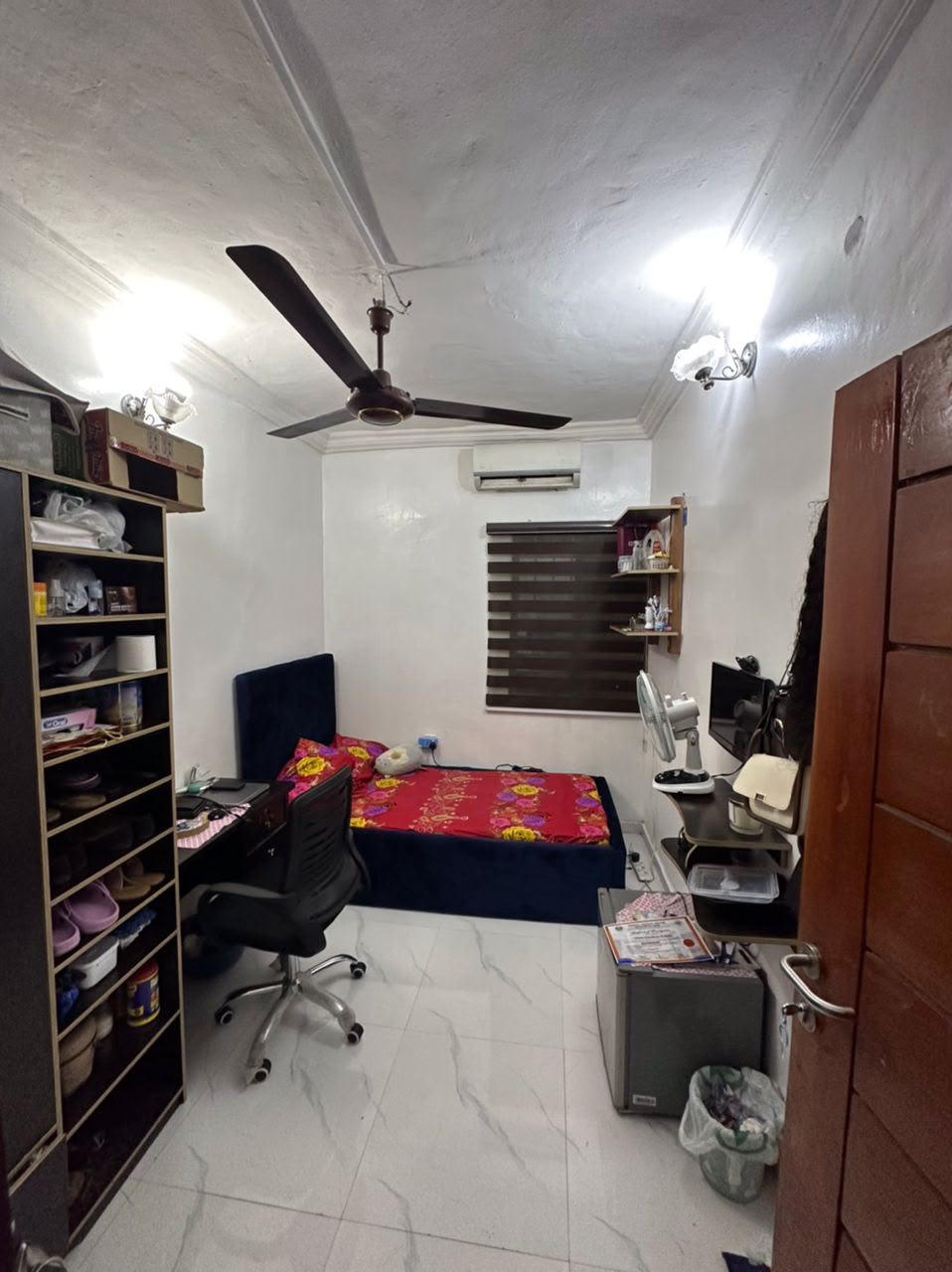 Single room at Rilwan AJALA Homes with ceiling fan and AC